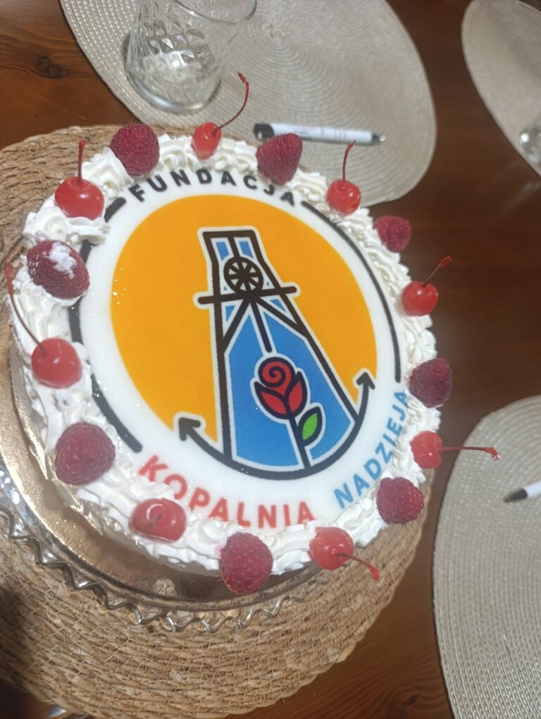 Z tortem, modlitwą i planami na dalsze działanie